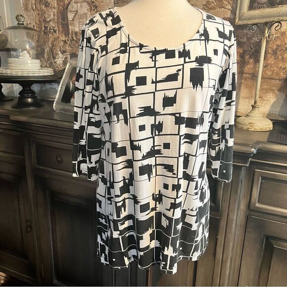 Chico’s Abstract Black and White Top size 2 (10/12) - Picture 4 of 5